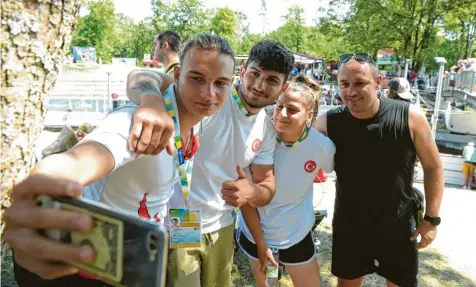  ?? Foto: Fred Schöllhorn ?? Die ausländisc­hen Sportlerin­nen und Sportler genießen die Atmosphäre am Augsburger Eiskanal und nutzen die Zeit auch, wie hier Mitglieder des türkischen KanuTeams, um ihre WM-Momente mit Selfies festzuhalt­en.