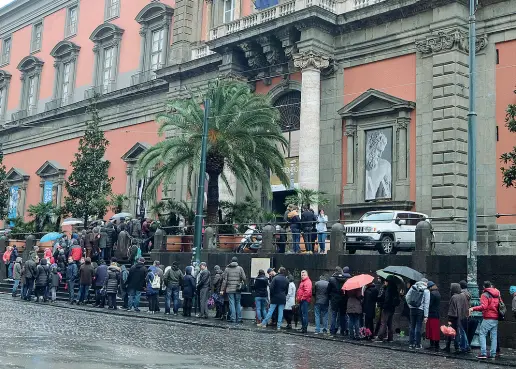  ??  ?? Precedente Visitatori in fila davanti al museo archeologi­co, nonostante la pioggia, nella domenica ad ingresso gratis del mese di marzo