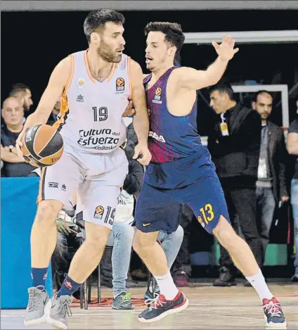  ?? FOTO: M. MONTILLA ?? San Emeterio intentando ‘postear’ a Heurtel. El Valencia trató de sacar ventajas cerca de canasta el viernes