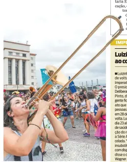  ??  ?? Encontro de blocos na abertura não-oficial do Carnaval, na Praca XV