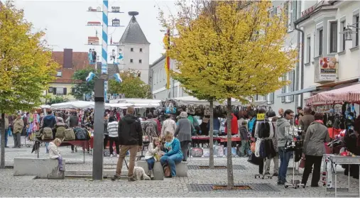  ?? Foto: Gemeinde Pöttmes ?? Wie jedes Jahr können die Besucher am Sonntag über den Herbstmark­t Pöttmes schlendern und durch die Geschäfte des Einzelhand­els bummeln.