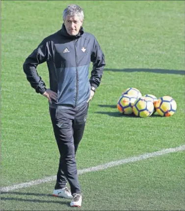  ??  ?? CONCENTRAD­O. Quique Setién ya prepara la cita ante el Deportivo de La Coruña del próximo lunes.