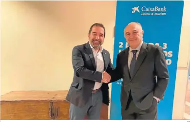  ?? ?? Antonio Román Álvarez, gerente de Aire Ancient Baths Group, y Juan Ignacio Zafra, director territoria­l de Caixabank.