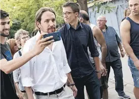  ??  ?? Iglesias com Monedero, ex- número 3, que criticou líder do partido