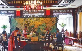  ??  ?? Yangzhou State Guesthouse serves its Red Mansion banquet in an atmospheri­c room.