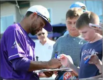  ?? RANDY MEYERS — FOR THE MORNING JOURNAL ?? Coco Crisp signs autographs prior to the game against River City on Aug. 3 at Sprenger Stadium.