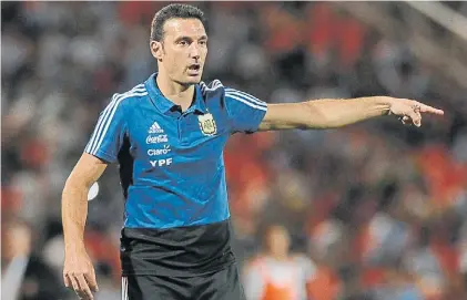  ?? GERMÁN GARCÍA ADRASTI ?? El DT que seguirá. Lionel Scaloni eligió probar jugadores y señaló pautas de conducta.