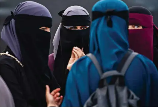  ?? (MARTIN SYLVEST/EPA) ?? L’initiative pour l’interdicti­on de se dissimuler le visage, qui cible les femmes musulmanes portant la burqa ou le niqab, devrait être soumise au verdict populaire à la fin de l’année prochaine ou au début de la suivante.