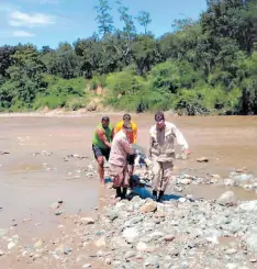  ?? FOTO: EL HERALDO Juan César Díaz el Heroldo diorio@elheroldo.hn ?? Los bomberos rescataron el cadáver de Lely Matute de las aguas del río Guayape. Aún se busca el cuerpo de una persona en La Paz.