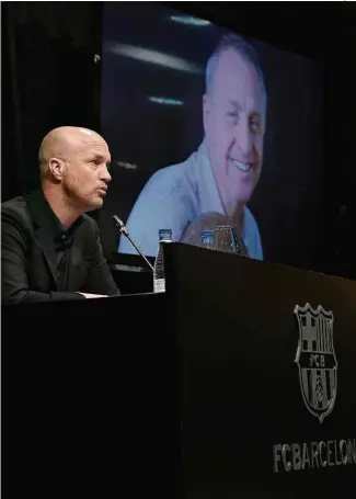  ?? Lluis Gene - 29.mar.2016/AFP ?? Jordi Cruyff participa de evento no Barcelona após a morte do seu pai, Johan, em 2016