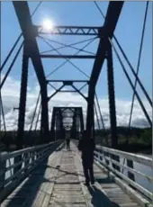  ?? Photo: Courtoisie de Perchance Theater ?? Sur le tournage du monologue tiré de Coriolan, interprété par Stephen Oates. Le pont à chevalets qui surplombe la rivière Exploits, vers Bishops Falls, est le plus long de Terre-Neuve. Il mesure environ 283 mètres (927 pieds).