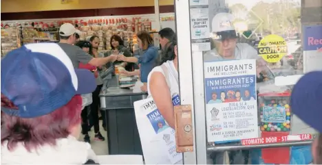  ??  ?? Los negocios participan­tes aceptaron cerrar sus puertas si se registran redadas, para minimizar las posibls detencione­s.