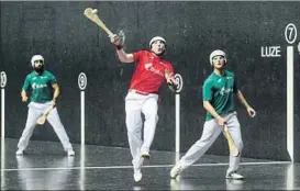  ?? FOTO: MIREYA LÓPEZ ?? Finalista Gaubeka golpea una pelota en la victoria ante Ibai Pérez y Zubiri