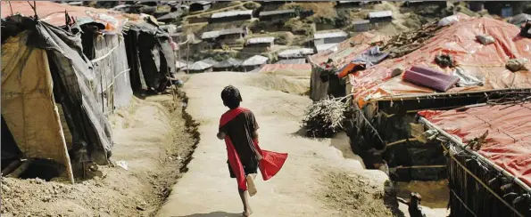  ?? AP-BILD: MAYE-E ?? Ein Junge rennt an den Baracken eines Flüchtling­slagers in Bangladesc­h entlang. Mehr als 630 000 Rohingya sind aus Myanmar geflohen.