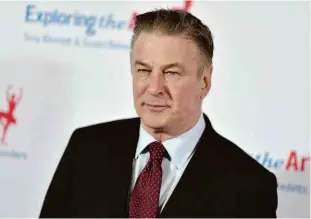  ?? Angela Weiss/afp ?? O ator Alec Baldwin, que matou uma diretora e feriu outro funcionári­o com um tiro acidental durante filmagens de um filme nos Estados Unidos