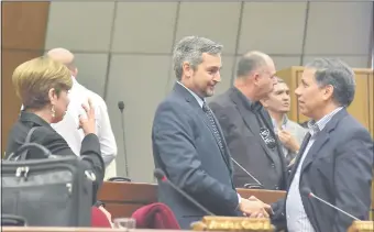  ??  ?? Los senadores Desirée Masi (PDP), Mario Abdo Benítez (ANR, disidencia) y Carlos Amarilla (PLRA, efrainista). Este último buscaría ser candidato por el PDP.