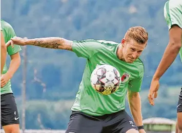  ?? Foto: Klaus Rainer Krieger ?? André Hahn während einer Trainingse­inheit in Mals. Beim Fußball Bundesligi­sten FC Augsburg soll der 27 Jährige eine führende Rolle übernehmen.