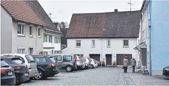  ?? FOTO: AXEL PRIES ?? Eng zugeparkt: So sieht der Judenberg heute aus. Am Platzende: das alte Haus.