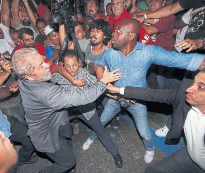  ?? Sebastiao moreira/efe ?? Entre forcejeos, Lula dejó a pie la sede sindical para entregarse a la policía