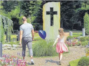  ?? FOTO: PRIVAT ?? Ein Besuch auf dem Friedhof bedeutet nicht nur Trauer.