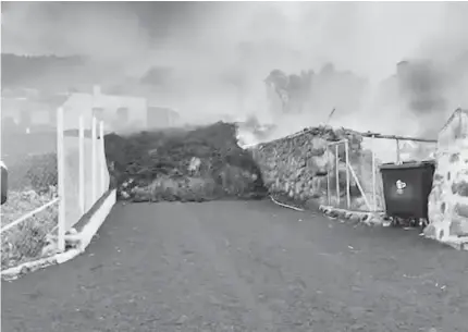  ??  ?? Os fluxos de lava expelidos pelo Cumbre Vieja perderam velocidade e ontem ainda não haviam chegado ao oceano.