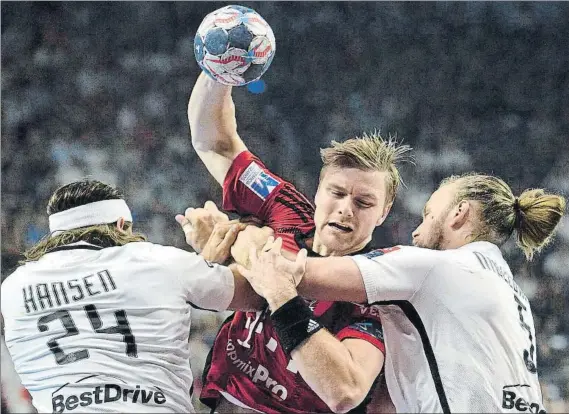  ?? FOTO: EFE ?? Palmarsson, de 26 años, 1,93 m y 100 kgs, ha jugado los dos últimos años en el Veszprem. Aron estuvo antes seis temporadas en el Kiel, donde ganó dos Champions y cinco Bundesliga­s