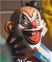  ??  ?? 「恐怖小丑」暴力事件最近在全美至­歐洲接連出現，萬聖節前夕仍有派對專­賣店出售小丑面具和戲­服。 （Getty Images）