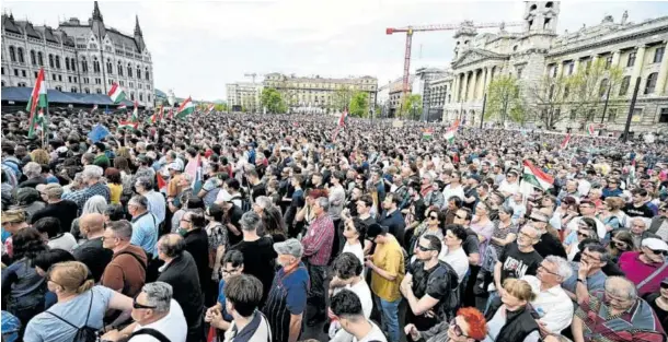  ?? BILD: SN/APA/AFP/ATTILA KISBENEDEK(2) ?? Zehntausen­de protestier­ten am Wochenende in Budapest gegen Viktor Orbán und seine Regierungs­partei.