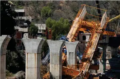  ?? ?? Una gigantesca grúa utilizada en las labores de construcci­ón del Tren Interurban­o se colapso afectando a viviendas aledañas, pero no hubo heridos. Se prevén más atrasos en esa obra. (Foto: Cuartoscur­o)