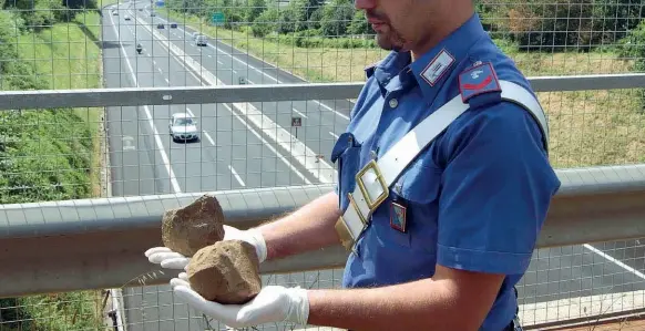  ?? (foto di repertorio) ?? Le indagini
A Castiglion­e delle Stiviere, località Botteghino, lungo la statale 567 che collega il paese mantovano a Desenzano, da un cavalcavia tre ragazzini hanno lanciato alcuni sassi in direzione delle auto di passaggio. Colpito il Porsche di un bresciano, rimasto illeso