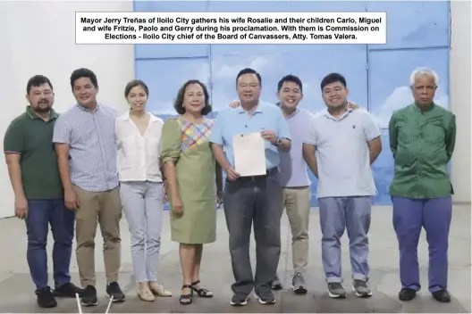  ?? ?? Mayor Jerry Treñas of Iloilo City gathers his wife Rosalie and their children Carlo, Miguel and wife Fritzie, Paolo and Gerry during his proclamati­on. With them is Commission on
Elections - Iloilo City chief of the Board of Canvassers, Atty. Tomas Valera.