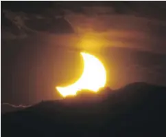  ?? DAVID ZALUBOWSKI / THE ASSOCIATED PRESS FILES ?? It’s a balance of modern-day exuberance and traditiona­l reverence that people of faith will enact on Monday. This eclipse, seen from Denver, took place on May 20, 2012.