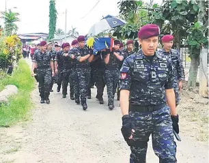  ??  ?? BERSEMADI: Jenazah allahyarha­m Mohd Hazlan yang dibalut dengan Jalur Gemilang diusung ke tanah perkuburan oleh anggota Cawangan UTK Ibu Pejabat Bukit Aman.