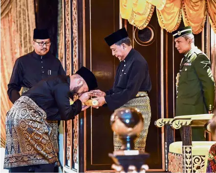  ?? — Bernama ?? Accepting his role – again: Sultan Sallehuddi­n handing over the scroll of appointmen­t to Mukhriz during the swearing-in ceremony at the Balairung Seri in Istana Anak Bukit in Alor Setar.