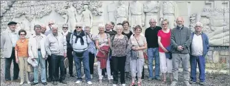  ??  ?? Le groupe “Toujoun jouens” de Monfort devant le bas relief du Mémorial