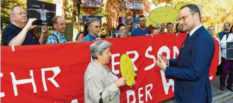  ?? Fotos: Silvio Wyszengrad ?? „Mehr Personal jetzt!“Fast sieht es auf dem Bild so aus, als ob Jens Spahn die Worte sozusagen in den Mund gelegt wurden. Der Bundesgesu­ndheitsmin­ister (CDU) versprach im Gespräch mit Krankensch­wester Ica Fritz, dass sich im Bereich der Pflege einiges ändern wird. Aber das gehe nicht von heute auf morgen.