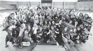  ?? — Gambar Bernama ?? DIHARGAI: Para pemain Bola Jaring Kebangsaan bergambar bersama peminat-peminat yang hadir pada Program Pemain Bola Jaring Kebangsaan Sesi Bertemu Peminat yang dirasmikan oleh Suraya di Stadium Juara, Bukit Kiara di Kuala Lumpur semalam.