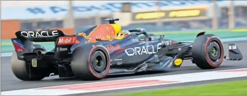  ?? ?? Max Verstappen pilota el Red Bull durante la jornada de entrenamie­ntos libres del GP de Abu Dabi en el circuito de Yas Marina.