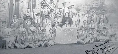  ??  ?? This photo shared by Maryann Turnbull shows men injured in the First World War outside the newly-opened Macclesfie­ld military hospital in July 1916