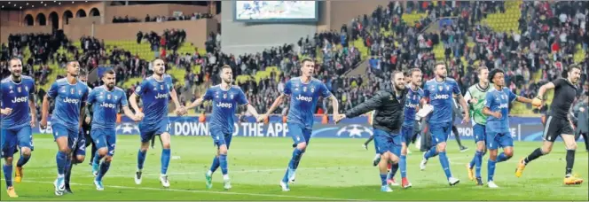  ??  ?? GOLPE EN LA MESA. Los jugadores de la Juventus, con el bigoleador Higuaín en el centro, festejan con sus aficionado­s el 0-2, que les acerca a la gran final de Cardiff.