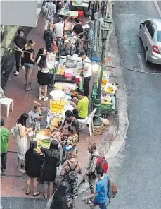  ?? FOTO: CHRISTOPH SATOR ?? Straßenküc­henrestaur­ants gehören zu Thailands Hauptstadt Bangkok wie die Taxis zu London.