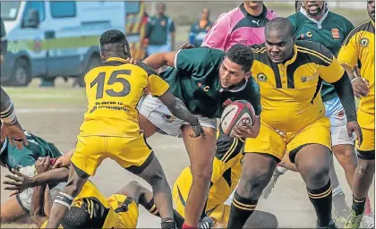  ?? Picture: MARK WEST ?? GOING DOWN: Gardens’ Haywin Jansen, centre, is tackled by Breakers’ Lusapho Disa, left, and Sibabalo Mfenyane during their Super 12 match at the weekend