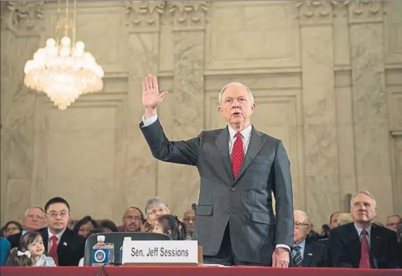  ?? MOLLY RILEY / AFP ?? Jeff Sessions presta juramento durante su audiencia en el comité de Justicia del Senado el pasado 10 de enero