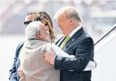  ?? /GETTY IMAGES ?? El primer ministro de la India, Narendra Modie, abraza al presidente Trump a su llegada a Ahmenadab.