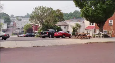  ?? BOB KEELER - MEDIANEWS GROUP ?? Planned improvemen­ts to the Chestnut Street parking lot include adding seating, rain gardens and new landscapin­g.