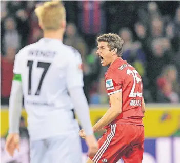  ??  ?? So freut sich ein Stürmer von Bayern München über sein zweites Tor in der laufenden Bundesliga­saison: Thomas Müller nach dem Treffer zum entscheide­nden 1:0. Vorne: Gladbachs Kapitän Oscar Wendt.