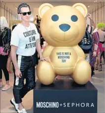  ?? Photograph­s by Sephora ?? JEREMY SCOTT says it all on his T-shirt at the launch party.