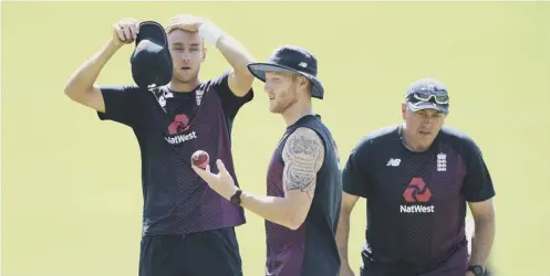  ??  ?? 0 Ben Stokes, centre, with Stuart Broad and head coach Chris Silverwood, right, during England’s Christmas Day training session.