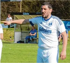  ?? Foto: Reinhold Radloff ?? Da geht’s lang in Richtung Klassenerh­alt: Trainer Marco Di Santo (rechts) will gegen Kaufering mit seinem Team alles klar machen.