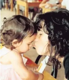  ??  ?? Rita com a filha, Alice, quando esta tinha 2 anos, num festival de cinema em Cabo Verde. Alice tem agora 19 anos.